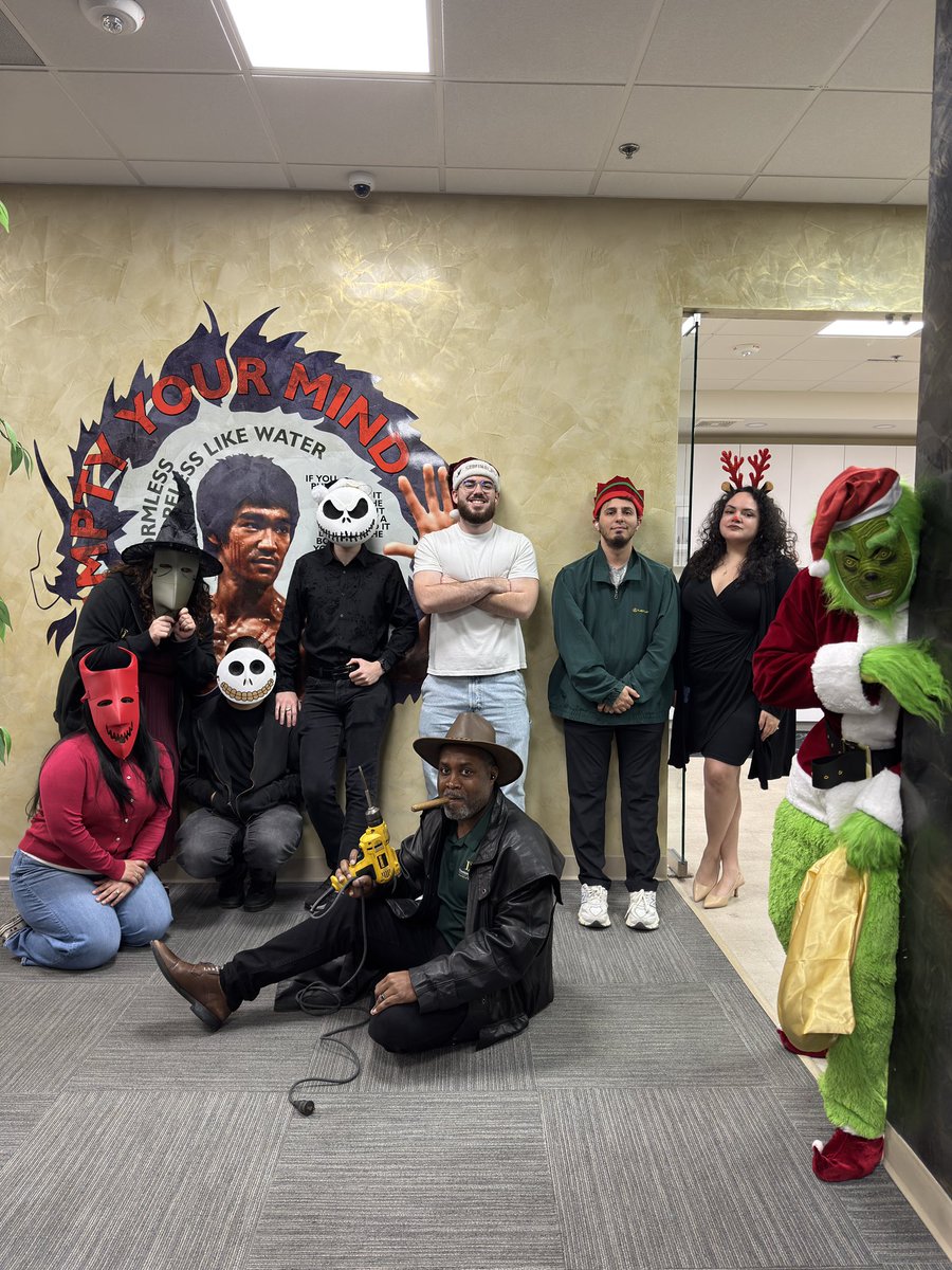 demesmin_dover's tweet image. We're forever grateful for a team that brings the spirit AND the results  🧑‍🎄 🌟 🎅

🖤D&amp;amp;D HOLIDAY SPIRIT WEEK💛

#DemesminAndDover #HolidaySpirit #TeamBonding #LawFirm