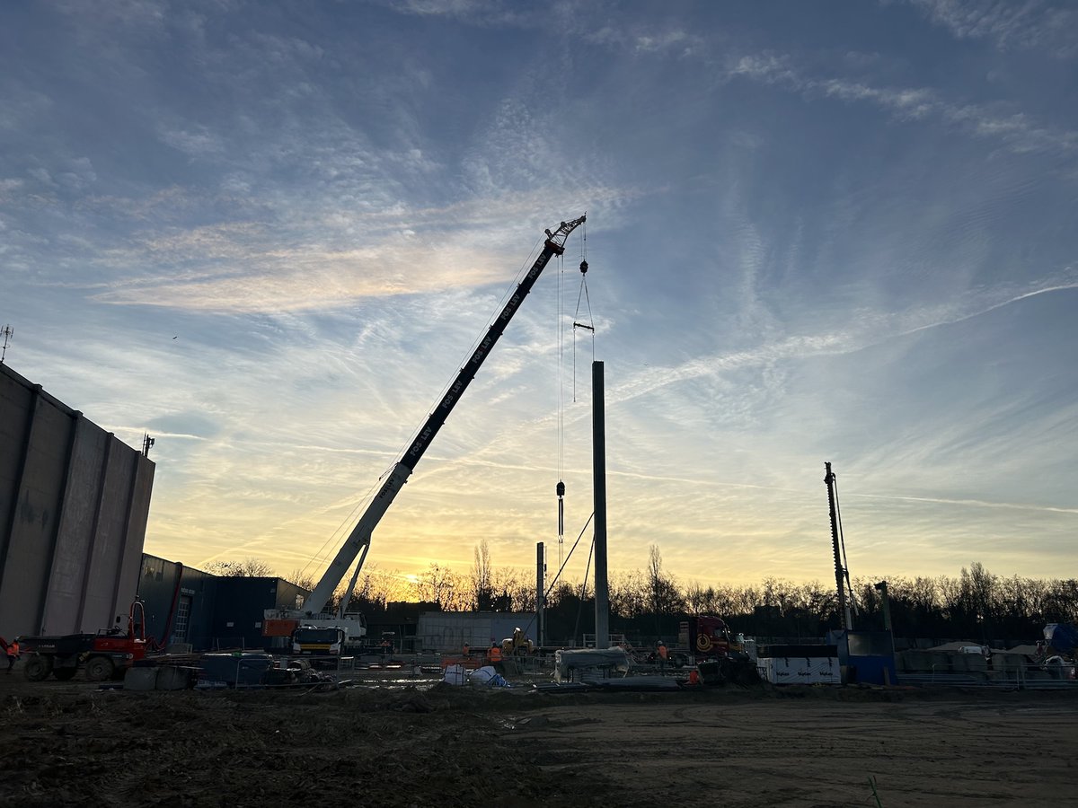 Le 1er poteau de l'extension des #Studios de #Bry-sur-Marne. Leur surface sera doublée durant 2026. Merci à Pascal Becu pour cette photo superbe. Bonnes fêtes à toutes et tous! #France2030 #BrySauvé <a href="/gdementhon/">Guillaume de Menthon</a> <a href="/CharlesAslangul/">Charles Aslangul</a> <a href="/LeCNC/">Le CNC</a> <a href="/cstis/">CST - Commission supérieure technique image & son</a>