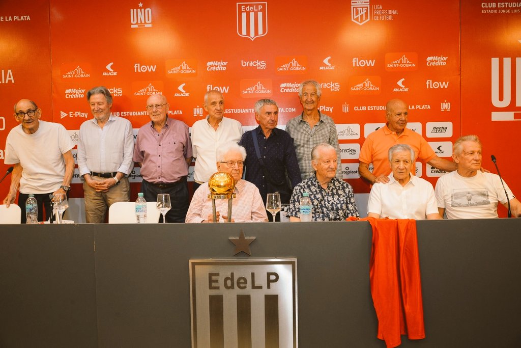 pepogaraybeta's tweet photo. Una hermosa noche pasamos ayer homenajeado a La Tercera que Mata, a 60 años del título, y presentando el libro

Muchas gracias a los campeones del mundo, los ex jugadores y Osvaldo Papaleo por asistir. Y desde ya gracias al gran Don Miguel Ignomiriello, el padre de la criatura 🇦🇹 https://t.co/THegTsZM5Y