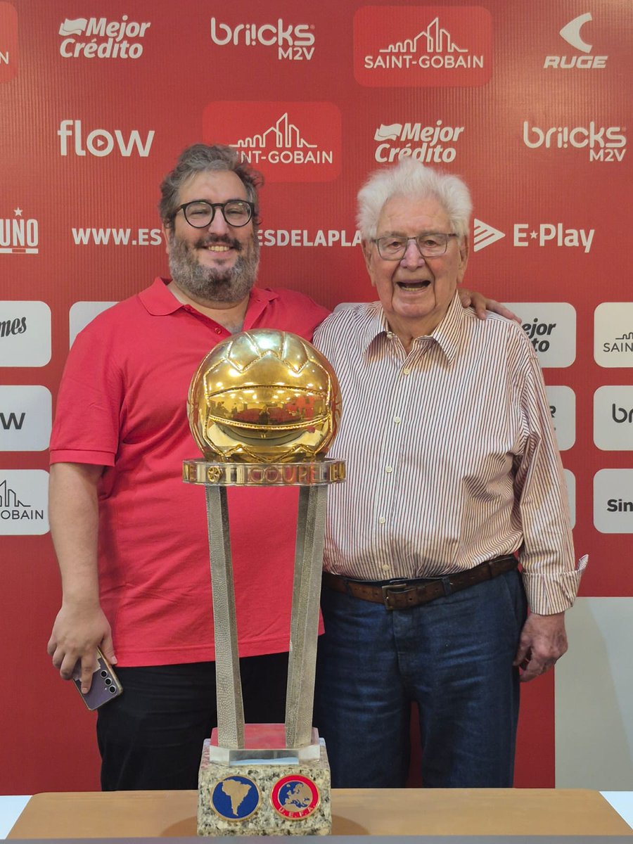 pepogaraybeta's tweet photo. Una hermosa noche pasamos ayer homenajeado a La Tercera que Mata, a 60 años del título, y presentando el libro

Muchas gracias a los campeones del mundo, los ex jugadores y Osvaldo Papaleo por asistir. Y desde ya gracias al gran Don Miguel Ignomiriello, el padre de la criatura 🇦🇹 https://t.co/THegTsZM5Y