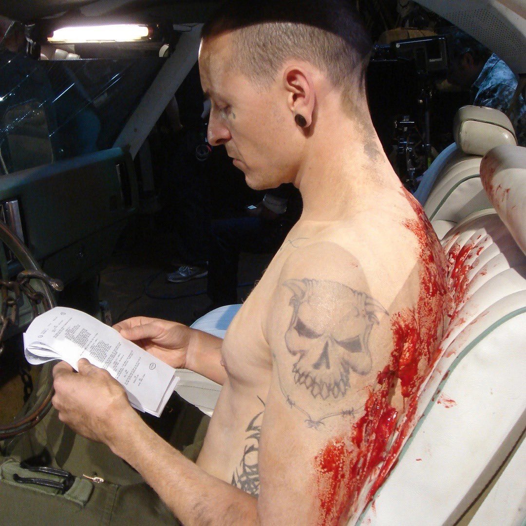 THEH0RRORKID's tweet image. Chester Bennington behind the scenes of Saw 3D (2010)