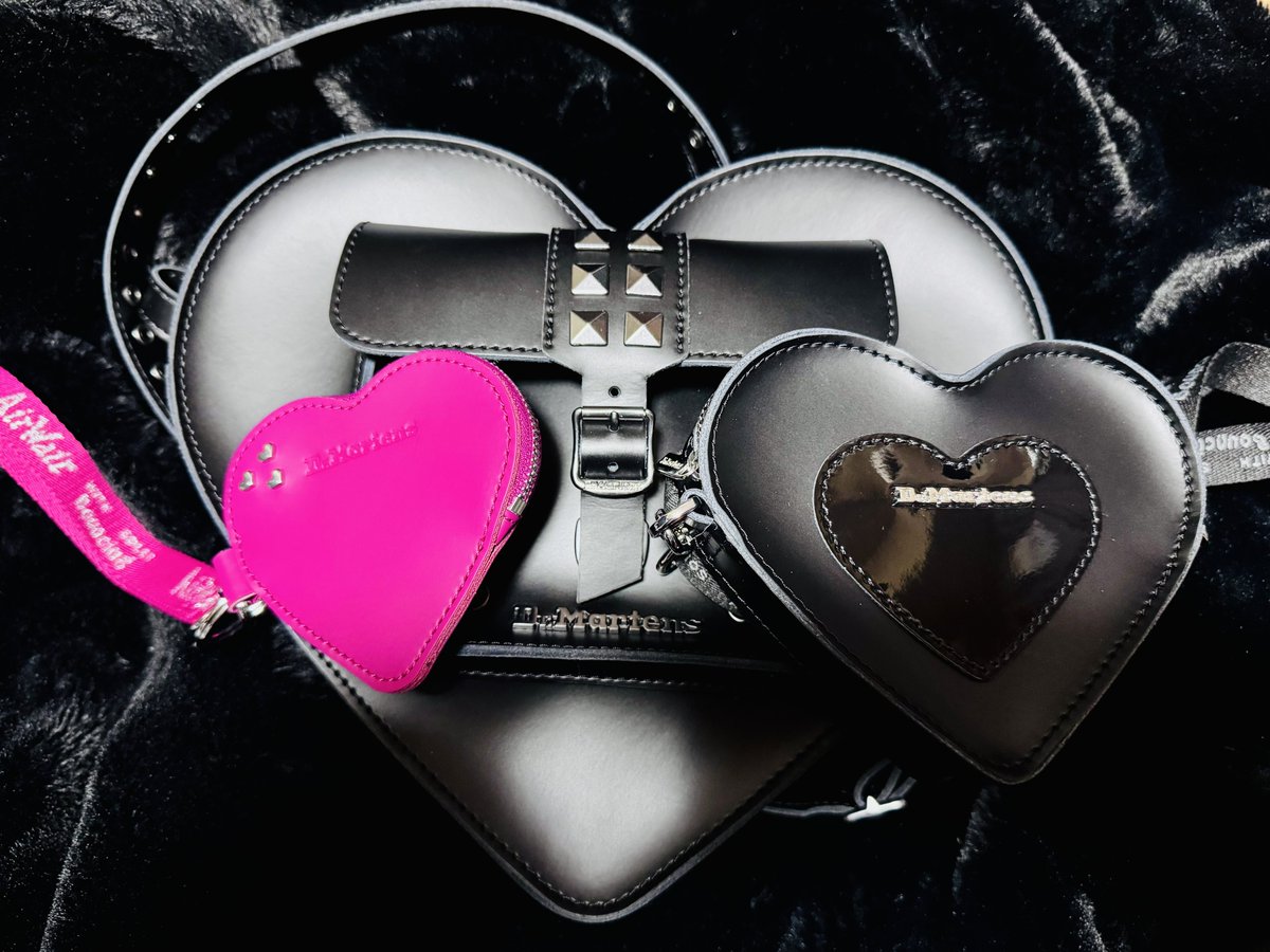 夏に買ったマーチンのハート型バッグ(大)が気に入ったので中と小も買い