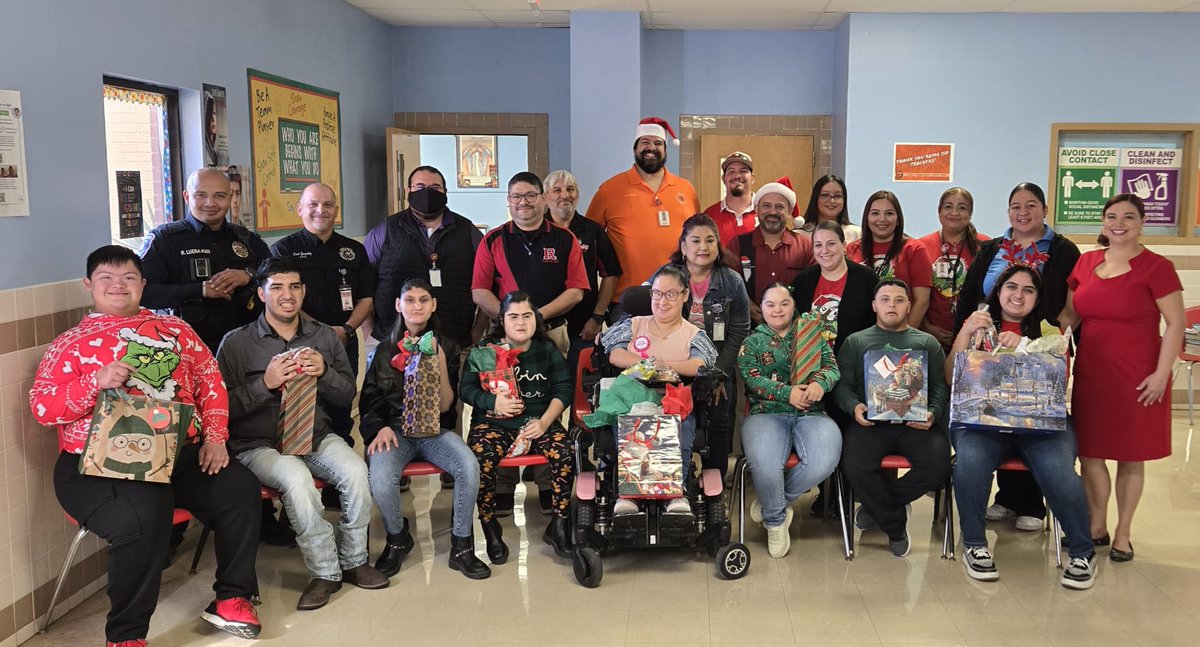 RomaInGCenter's tweet photo. In the true spirit of Christmas, the Roma ISD I&amp;G Center teachers and staff came together to surprise the Gladiator L.I.F.E. Center students with individual Christmas gifts. https://t.co/tiI7fPiC9y