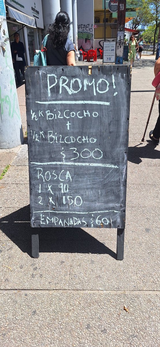 Ehhh...disculpa el kilo de bizcochos sale $300? 🫠