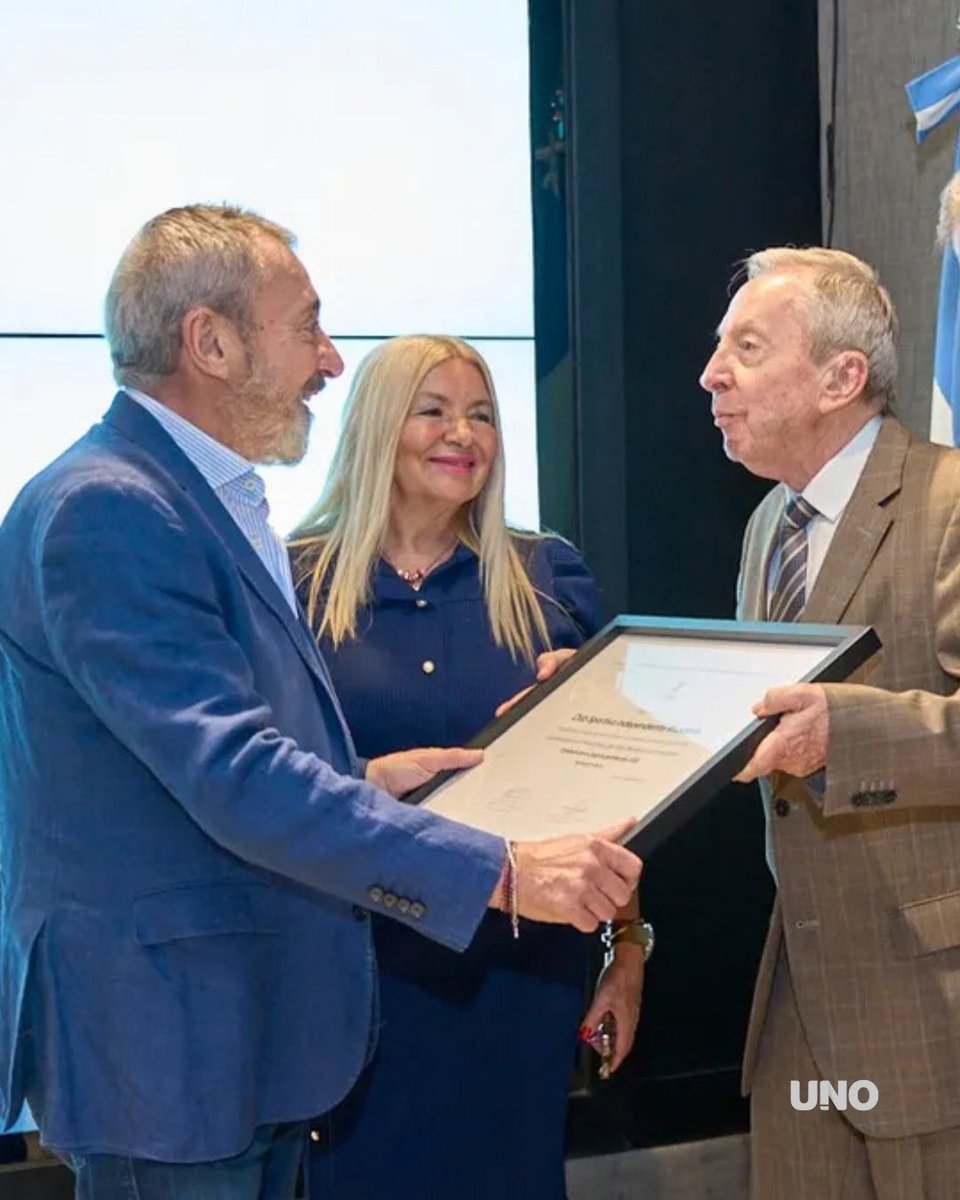 👉POR SU CONSAGRACIÓN

La Cámara de Diputados de Mendoza reconoció a Independiente Rivadavia por su histórica consagración en la Copa Argentina 2025 y su presidente, Daniel Vila, fue el encargado de recibir la distinción.

El homenaje a la Lepra fue iniciativa de Edgardo Civit