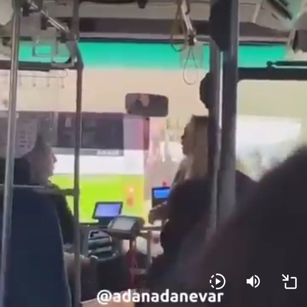 📌 Kadın-Erkek❗️

Halk otobüsü şoförü  yolcu almak için durakta durdu. 
Bir  kadın, kullandığı motosikletiyle otobüsün arkasında beklemeye başladı. 
Arkada fazla beklemesine kızan kadın biraz sonra otobüsün ön tarafına geldi.
 Otobüs sürücüsüne hakaret etti❗️
Şoför de hakarete