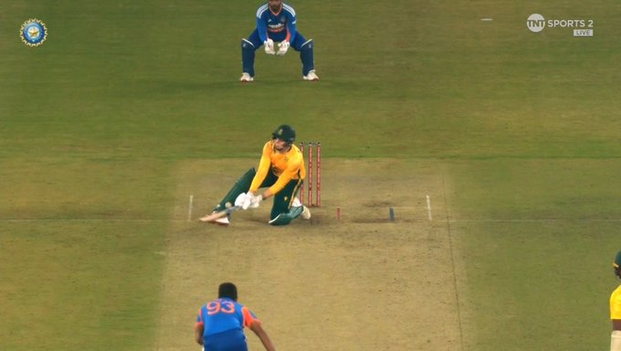 sagarcasm's tweet image. Ye shot lag jaata toh Pakistan wale ek aur documentary bana dete