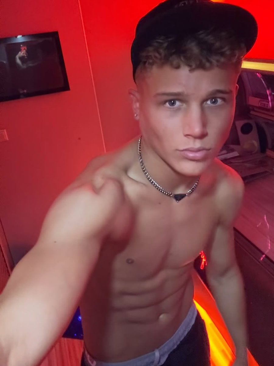 Blondestud tweet media