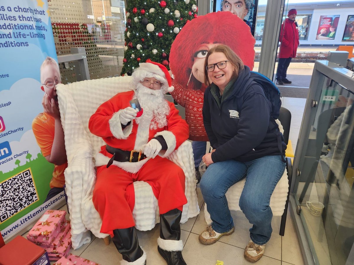 lightprojectpb's tweet image. Our Street Chaplains were out in the city centre again this morning to give out Christmas Hearts - even Santa and Paddington Bear received a heart!

There were many smiles on recipient's faces with one woman saying "That's really brightened up my day, thank you!" 😃💛