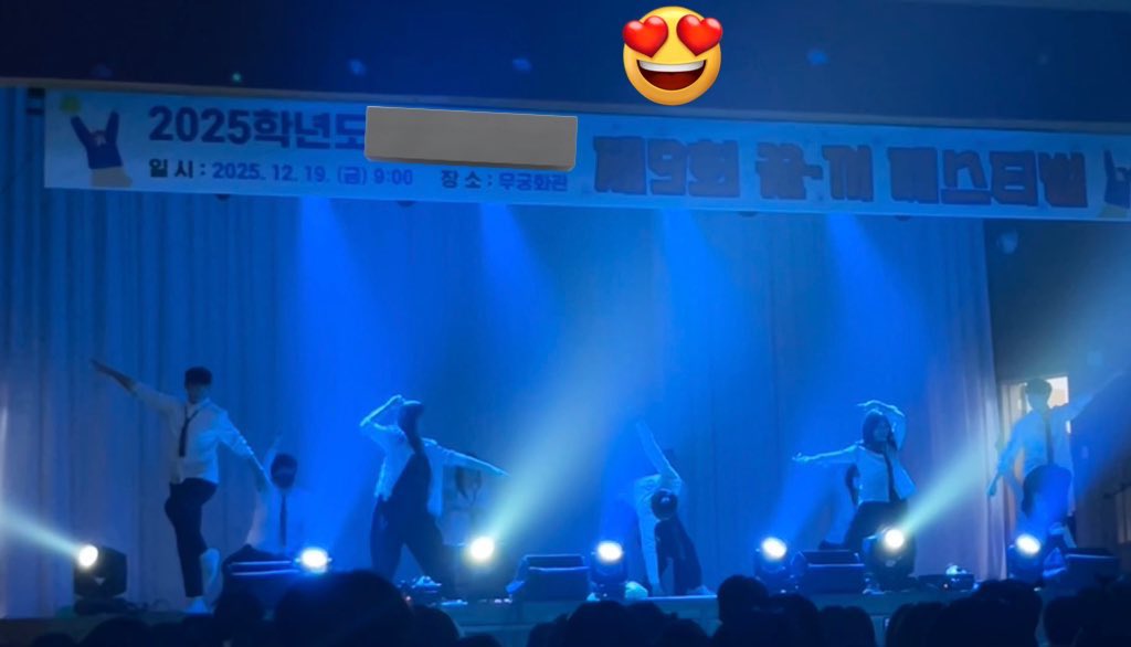 우리 학교축제 ㅈㄴ재밋음 
진심 보는도중에 웃겨서울엇음

3학년 롤린                    2학년 뉴페이스
2학년 이찬오빠멋잇어   2학년 우주특공대?