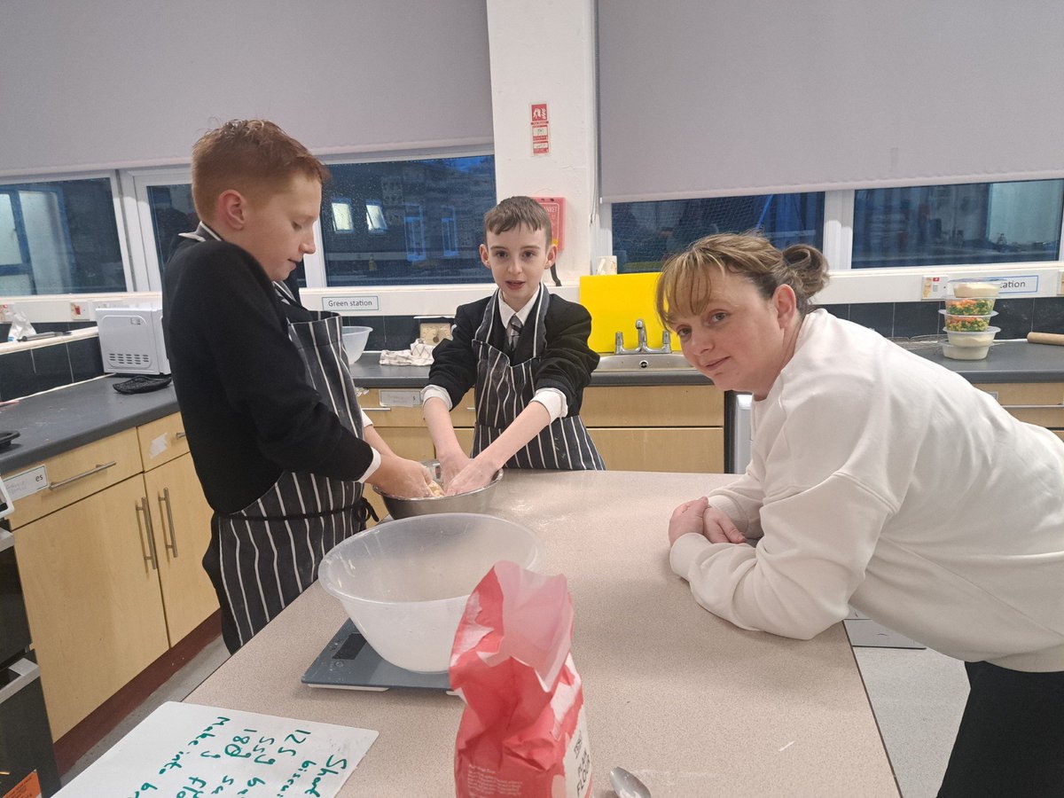 ValleyLAcademy's tweet image. The memorable moments keep on coming! We're at our family cook party baking shortbread before we sit down to a chicken dinner.  #WinterGiftProgramme