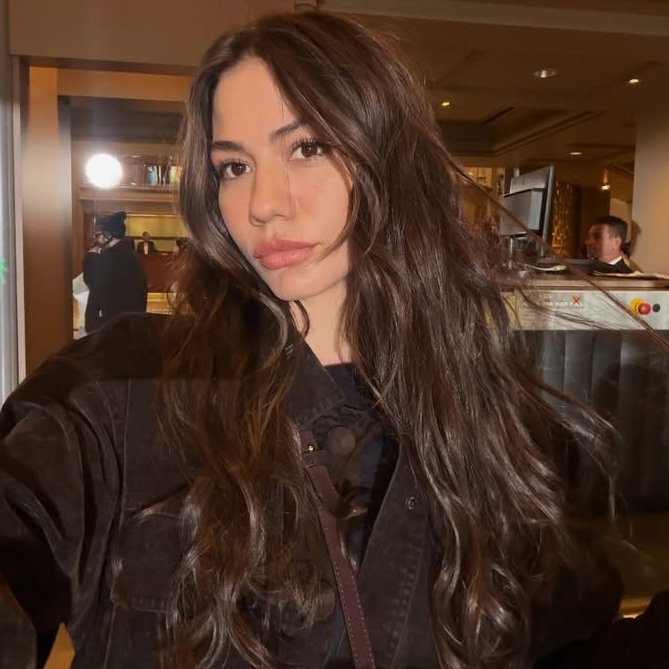 PopFestTR's tweet photo. Demet Özdemir, son zamanlarda en çok beğendiği oyuncunun Cemre Baysel olduğunu söyledi.

“Yolculuğunu ve oyunculuk tarzını çok beğeniyorum. Çok tertemiz bir enerjisi olduğunu düşünüyorum ve çok yetenekli buluyorum.” https://t.co/uXyj93pD5i