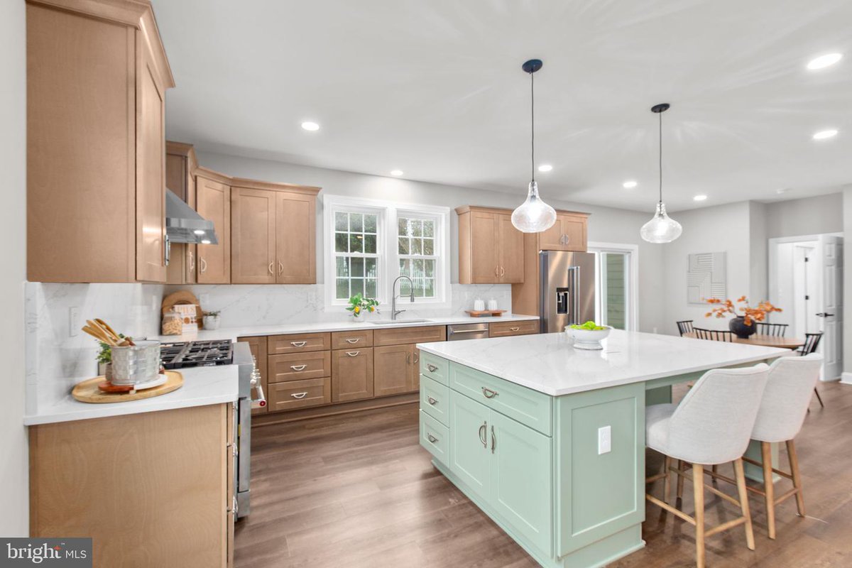 ✨ Global Luxury Home of the Week
📍 913 Sylvania Ave, FXBG
5bd • 4.5ba • 4,300+ finished sq ft on a rare double lot just steps from UMW. Fully updated in 2025, featuring a chef’s kitchen, main-level primary suite, and flexible living spaces throughout.
coldwellbankerluxury.com/properties/TEH…