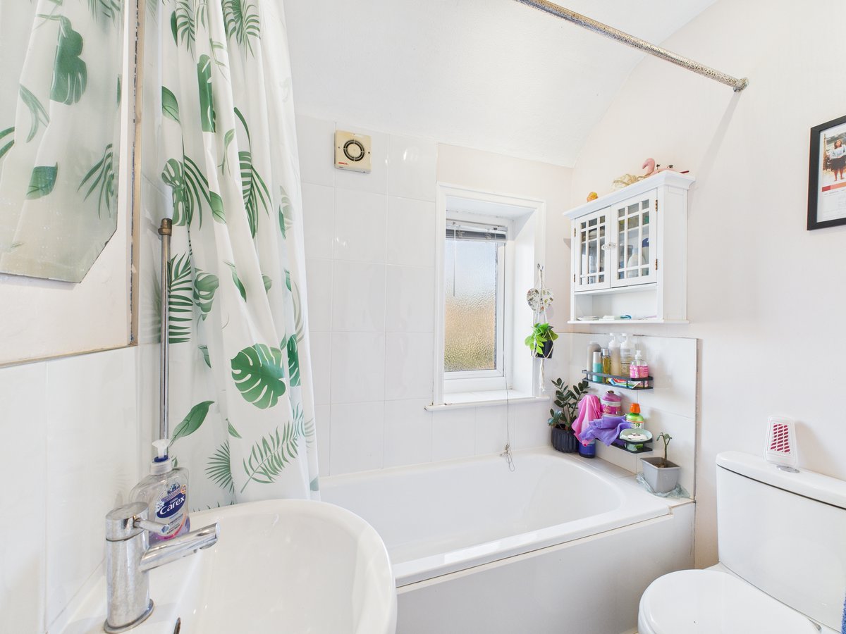 FOR SALE 📍 Fair Oak Road 💷 £280,000 🛏 3 Bedrooms 🚽 1 Bathroom
Book a viewing now here: peteranthony.co.uk/property/fair-…