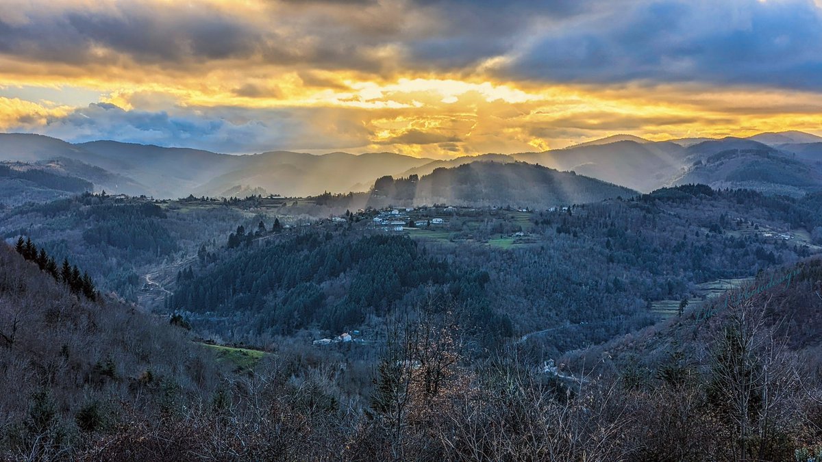 Finalement, en fin d'après-midi, le soleil a prouvé son existence en projetant quelques faisceaux lumineux...... (17/12/25)
.