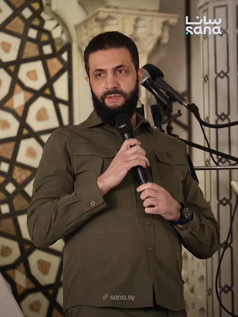 nabil_gaaf15's tweet photo. إللى فى الصورة ده الشيخ (عبد الله فاضل) أكبر شيوخ قطاع غزة وكان أمام مسجد خان يونس فى أواخر الأربعينات وكان حافظ للقرآن الكريم كاملآ. وهو جاسوس إسرائيلي أسمه الحقيقي (يهوذا جاكوب فاضل).

كان يقضي معظم أوقاته يرتل القرآن ويقيم الصلاة ويعظ الناس ويشرح لهم أمور دينهم ودنياهم.
كما أظهر كرهه الشديد للأسرائيليين وتأييده للمجاهدين في فلسطين.
وبعدما بدأت الحرب العربية عام 1948 ودخل الجيش المصرى بقيادة الشهيد (أحمد عبد العزيز) 
إلى خان يونس أتصل الشيخ فاضل بالقوات المصرية وتقرب من الشهيد (أحمد عبد العزيز) 
ونائبه الضابط (كمال الدين حسين) وكان يؤم المصلين 
من الجنود المصريين.
ثم لاحظ جهاز المخابرات المصرية
المصاحب للقوات المصرية في خان يونس أن الشيخ فاضل كان يختفي لعدة ساعات بعد منتصف الليل فراقبوا تحركاته واكتشفوا أنه كان بيتسلل من معسكر الجيش المصري إلى معسكرات اليهود.
وبعد ما تأكدت الشكوك بأنه جاسوس أختفي الشيخ عبد الله فاضل تمامآ.
تسلل أحد الضباط المصريين مع بعض عساكره إلى معسكر الإسرائيليين وتمكن من القبض على فاضل وحوكم أمام لجنة عسكرية مصرية مكونة من ثلاث ضباط وأكتشفوا أن أسمه الحقيقى
هو (يهوذا جاكوب فاضل) وهو من يهود اليمن إللى هاجروا لفلسطين فى الأربعينات وجنده جهاز المخابرات الإسرائيلية وأستغلوا لغته العربية الأصيلة وصوته الجميل فى تعلم القرآن ليتم زرعه كشيخ وسط المسلمين وأصبح أشهر شيخ وأفضل قارئ للقرآن الكريم فى فلسطين وكان يتصدر المسلمين في الصلاة.

كم يهوذا بيننا الآن يتلو القرآن ويؤم المصلين ويفتي بين المسلمين ويعجب به الغافلون ويجلونه ويعتبرونه شيخهم الجليل  وهو في الحقيقة ليس إلا (يهوذا فاضل) جديد يحمل أسم (أبو محمد الجولاني) أو (أحمد الشرع).