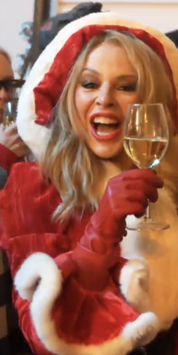 Hun_derrated's tweet image. She’s done it! After 22 years, Kylie is back at No1!