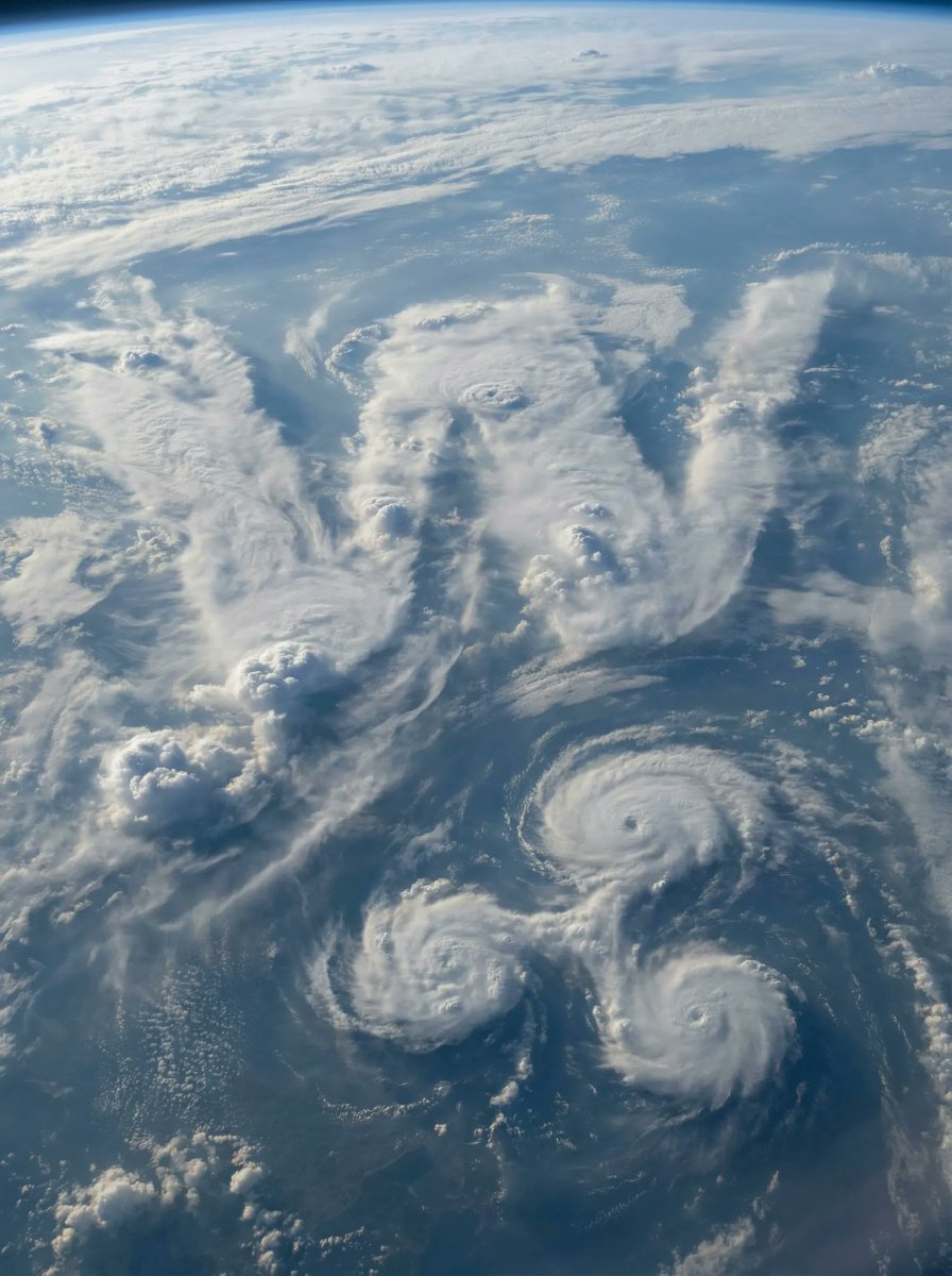 wormhole's tweet image. The $1.3b stablecoin $RLUSD is adopting Wormhole NTT.

@Ripple has the strongest community with $XRP and operates with 75+ global licenses.

$RLUSD is issued under state (NYDFS) oversight with conditional federal (OCC) approval.

The onchain economy is here. Powered by Wormhole.