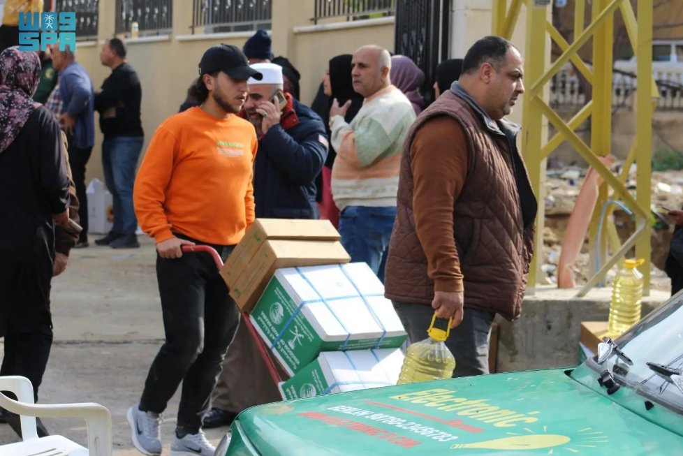صور .. مركز الملك سلمان للإغاثة يوزّع 1.269 سلة غذائية و1.269 كرتون تمر في مدينة صور في #لبنان 