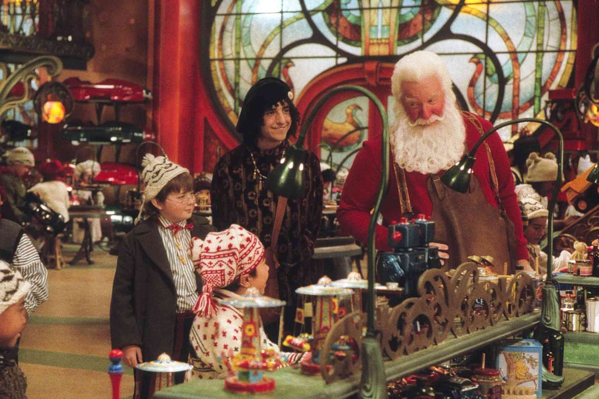 I can't be the only one who thinks The Santa Clause 2 is a better Christmas movie than the first one 🎅