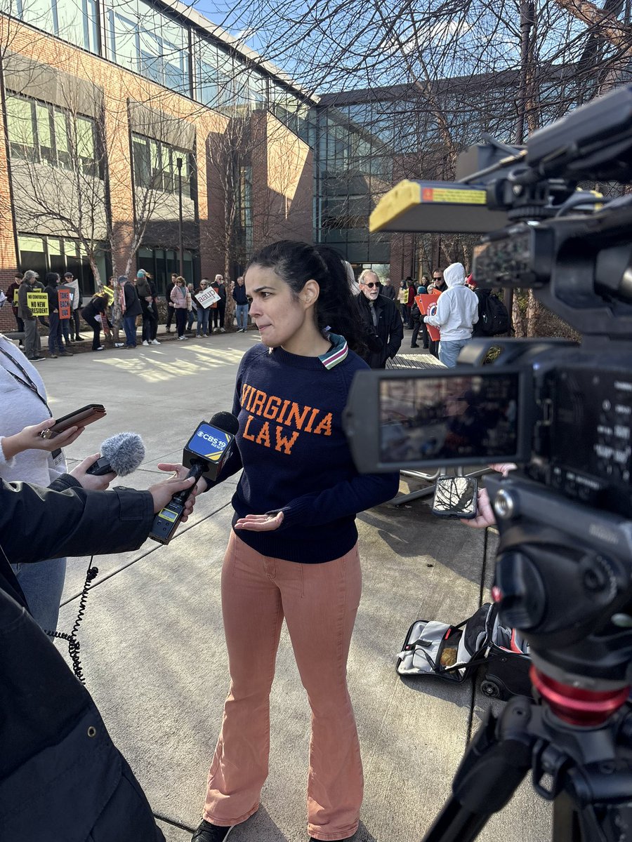 #HAPPENINGNOW Dozens of protestors camped outside the Presidential Search Committee meeting at UVA following rumors the committee may make a final vote on the 10th President this afternoon. 

<a href="/washingtonpost/">The Washington Post</a> reporting that Scott Beardsley (Dean of Darden) is the front runner.
