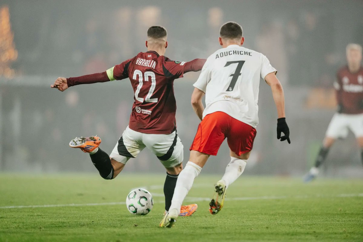 jakubdvo's tweet photo. Člověk často přemýšlí, jaké téma na tiskovku vzít. Aby nevypadal za blbce u kolegů, hráčů, trenérů, fanoušků. Někdo si chystá otázky hodiny dopředu, někdo jde z voleje bez přípravy.

Pak řešíte před Aberdeenem produktivitu Sparty. Hráči jsou na toto téma očividně už trochu unavení, to samé Brian Priske.

A v průběhu, kdy pak Lukáš Haraslín odpovídá i na jiné dotazy, dostaneš nápad se ještě přeci jen doptat, jestli ty góly střílejí aspoň na tréninku... Chvíli jsem váhal, ale říkal jsem si, že to je fajn autentickej prvek do datovýho článku, který pak budu chystat.

Poslední dotaz na Šula, přichází pokyn.

Zvedáme ruku dva.

Tak dobře. Můžete oba.

Jdu první. Ptám se a podle reakcí okolí si říkám, že jsem to asi měl nechat... Lukáš Haraslín ale reaguje skvěle. Chytá se. Prý na tréninku zrovna dva góly do vinglu dal a nebude si ani mýt kopačky, aby si to přenesl do zápasu.

Je z toho titulek do článku (Několik článků... schválně zadejte do Googlu "Haraslín kopačky")

Haraslín následně střílí gól ze hry poprvé od 2. října.

Baví se o tom v televizi experti přímo s hráčem.

Klub to dohrává druhý den na sockách.

Jedna "blbá" otázka, u které by si většina řekla, že je laciná, zbytečná či provokativní. Nakonec ale udělá dost parády.

V záplavě různých metrik a počtu všecho možného v útočné třetině je tohle skvělý odreagování. Fotbal je přece pořád stále zábava a vykolejit občas není ostuda.