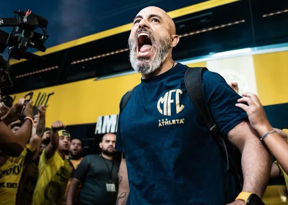 futebol_info's tweet photo. ⚠️ AGORA!

Rafael Guanaes recusa proposta do Botafogo e fica no Mirassol para 2026.

O treinador havia sido definido como o plano A do clube carioca para substituir Davide Ancelotti, mas recusou a oferta.

🗞 @geglobo 
📸 Pedro Zacchi/Ag. Mirassol https://t.co/qKAVAbVTVt