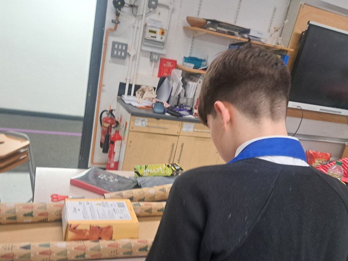 ValleyLAcademy's tweet image. Food is the oven and we're excited to wrap some gifts for our family before tea... although some mischief makers are wrapping a little joke for Dr Emma - what's in that parcel boys? #Familycook