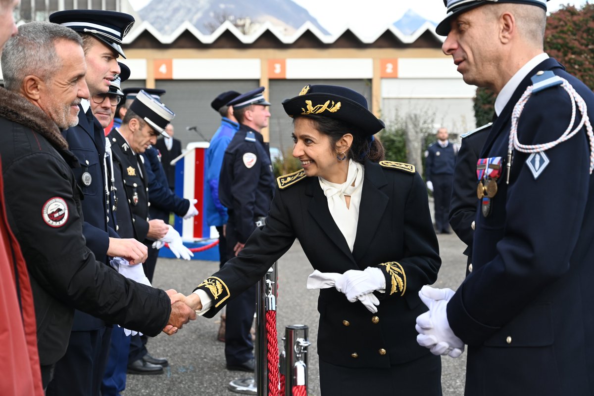 Prefet38's tweet photo. #Cérémonie 🇫🇷 | À l’occasion du 81ᵉ anniversaire de la création des CRS, Pauline Girardot, directrice de cabinet de la préfète de l’#Isère, a remis des médailles de la sécurité intérieure à deux agents de la CRS Alpes, en reconnaissance de leur engagement lors des événements de la Bérarde en juin 2024.

En 2025, les effectifs de la CRS en Isère ont assuré 204 jours de missions, au service du maintien de l’ordre et de la sécurité.

"En Isère comme sur l’ensemble du territoire, vous êtes présents là où les circonstances l’exigent : maintien de l’ordre, sécurisation d’événements, secours aux populations et soutien aux forces locales. Votre polyvalence et votre engagement font la force des CRS."

@Interieur_Gouv @PoliceNationale #Sécurité #CRS