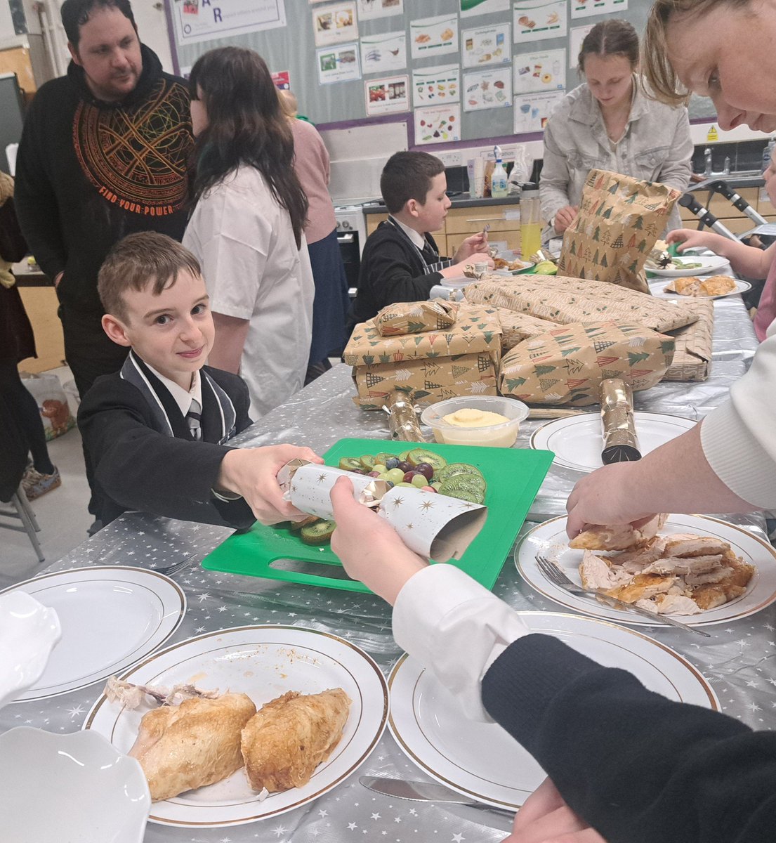 ValleyLAcademy's tweet image. Time for a cracker, chicken dinner &amp;amp; Christmas cheer. Shout out to one of our amazing mums who made us some delicious chocolate cake &amp;amp; many thanks to our Secret Santa who donated cooking gifts and a few treats! #FamilyCook #TogetherWeAreStronger #WinterGiftProgramme