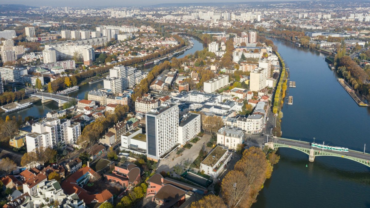 F_Desouche's tweet image. L’Île-Saint-Denis (93) : un couple et son bébé séquestrés à leur domicile, quatre personnes interpellées. L’homme a été « entièrement scotché » et tabassé à coups de poing et de pied

 fdesouche.com/2025/12/19/lil…