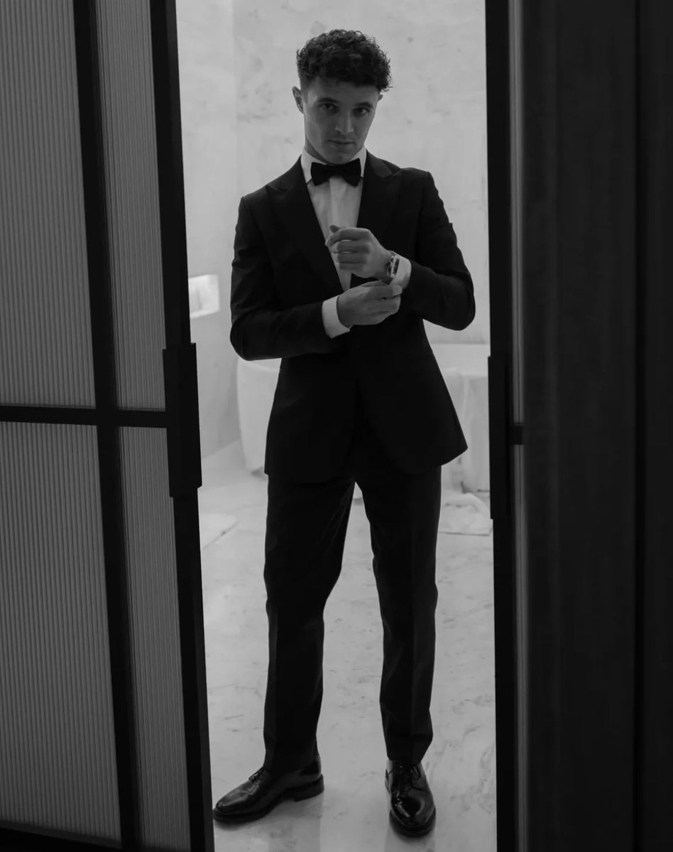 lando posting these pictures to radiohead’s spectre that specific part too oh this is serious business to me