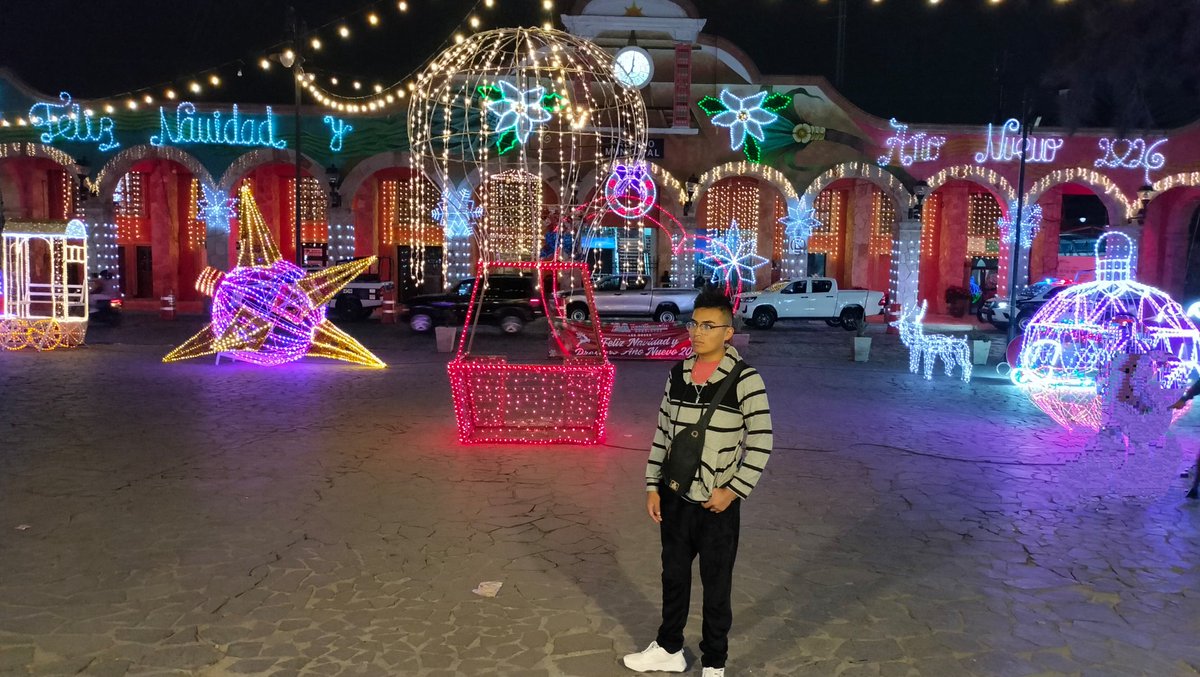 AlexisRey04's tweet photo. No esperes a que las luces se enciendan para brillar; tú ya tienes luz propia, úsala para iluminar a los demás. 🎄⛄😃 https://t.co/ydO6jLVlXa