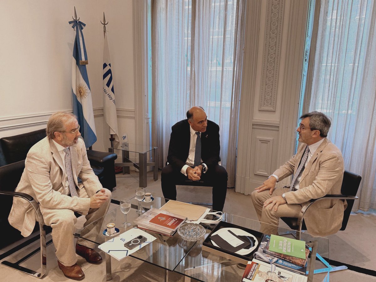 Argentina y España fortalecen su cooperación industrial

Recibimos el Convenio de Cooperación UIA–CEOE y avanzamos en una agenda común para impulsar inversión, competitividad e integración productiva.
Recibimos al embajador argentino en España, Wenceslao Bunge Saravia.
También