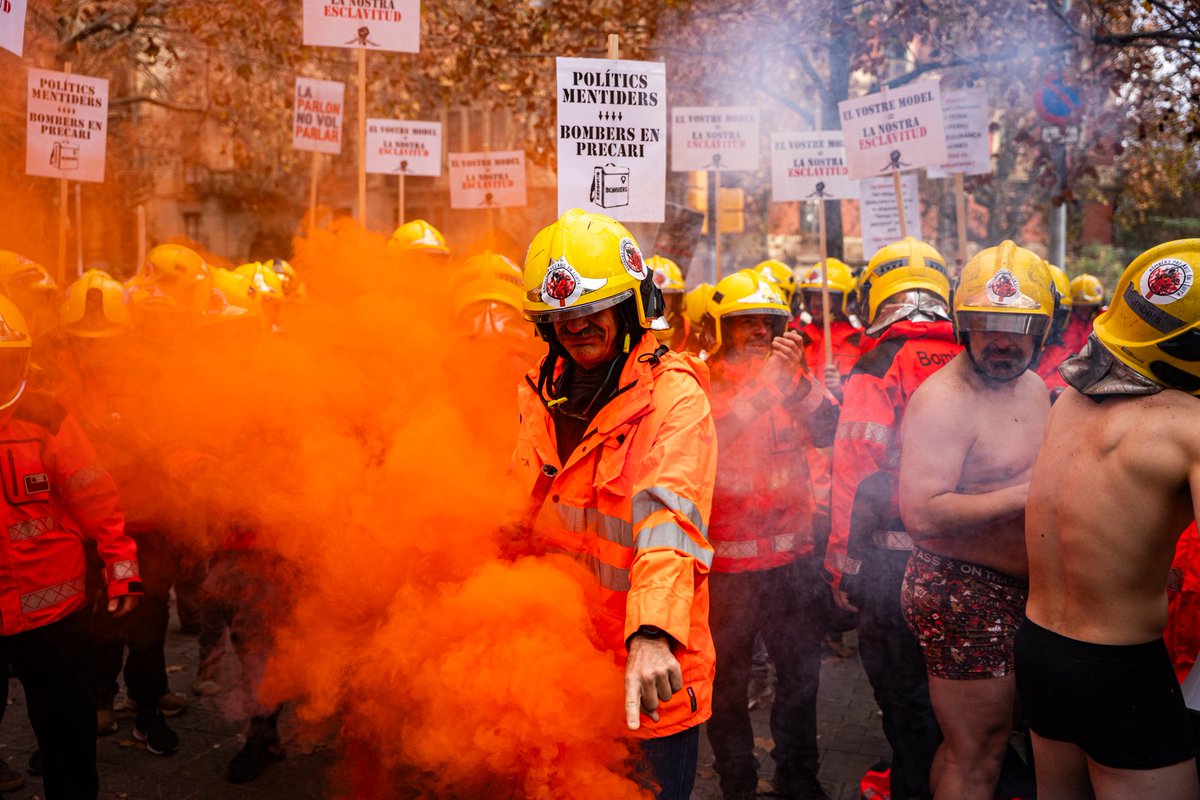 <a href="/BombersPrecaris/">BOMBERS PRECARIS EN LLUITA</a> es manifesten davant del Departament d'Interior. 

📷: <a href="/marcasensiofoto/">Marc Asensio Clupés</a>