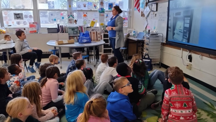 M19_MES's tweet image. 2nd Grade at MES had the pleasure of having First Community Credit Union come in and teach them all about money and even brought home souvenirs.  #19EveryStudent #MESProud