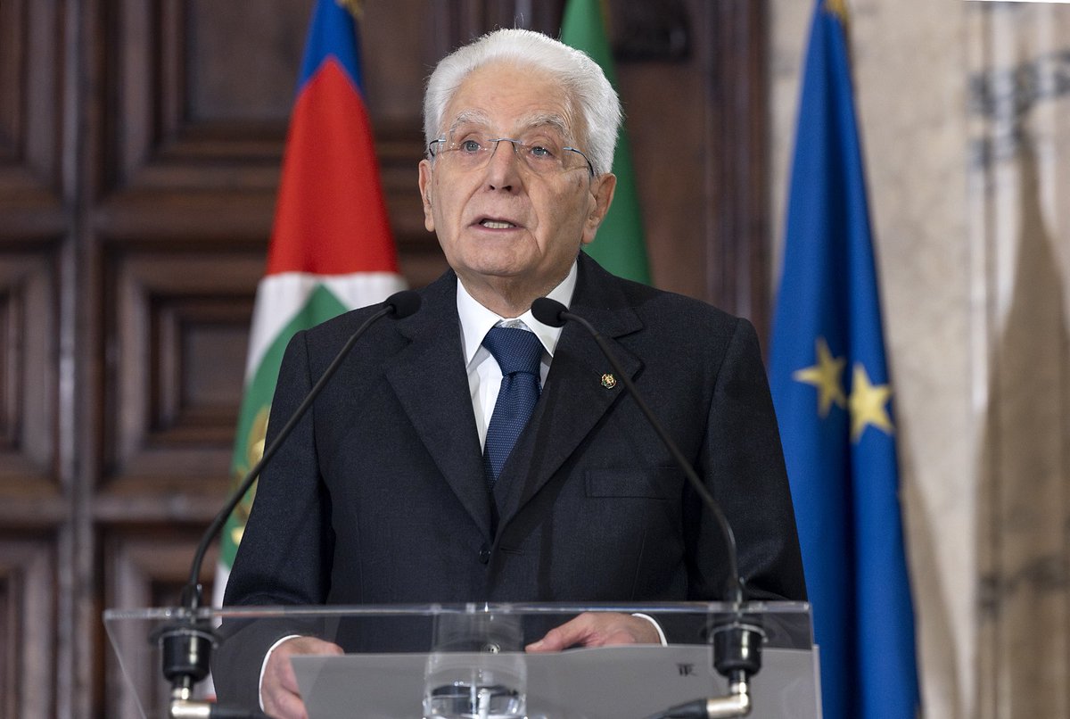 Mattarella: La democrazia è più forte dei suoi nemici. Lo è soprattutto là dove è stata edificata con sacrificio. Là dove si è radicata nel consenso delle comunità, nelle convinzioni delle persone, nel pieno affermarsi dei diritti e dei doveri di cittadinanza
