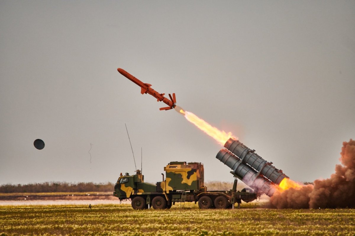 TTheBattlefield's tweet photo. ‼️‼️🇺🇦✈️ BREAKING — At this moment, a massive Ukrainian drone attack has begun toward the Crimean Peninsula — Sevastopol, Yevpatoria, Saky, Simferopol, and in the direction of Kerch.

At the same time, launches of Neptune-type cruise missiles have been recorded, heading toward the Crimean Bridge and Sevastopol.

See the latest updates with  us:@TTheBattlefield