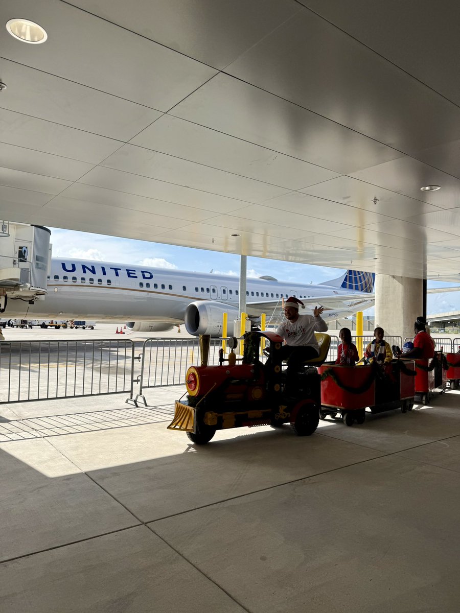 FlyTPA's tweet photo. Today, we welcomed 50 kids and their families from Muma Children’s Hospital at TGH for a VERY special flight from TPA to the North Pole aboard @united! ✈️ They boarded a plane and arrived in a magical winter wonderland filled with music, hugs from Santa and so much more. ❄️❤️🎅 https://t.co/eBNU14IHTt