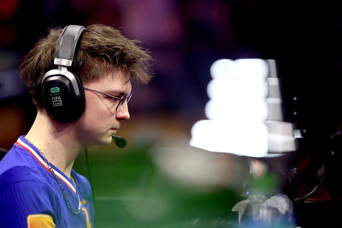 RocketBaguette's tweet image. Le premier joueur Champion du Monde #RLCS et #FeWC ⭐️

🇫🇷 @zenrll