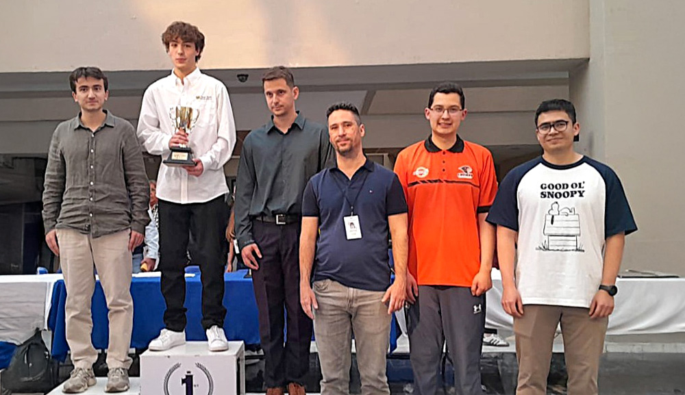 #PorSiNoLoViste Andrey González Zharikov, alumno de nuestra Facultad de Ciencias Actuariales (<a href="/ActuariaAnahuac/">Ciencias Actuariales</a>), se consagró como el mejor mexicano en la Copa Revolución 2025 y obtuvo el título de Maestro FIDE, tras superar los 2,300 puntos de rating. Talento, disciplina y