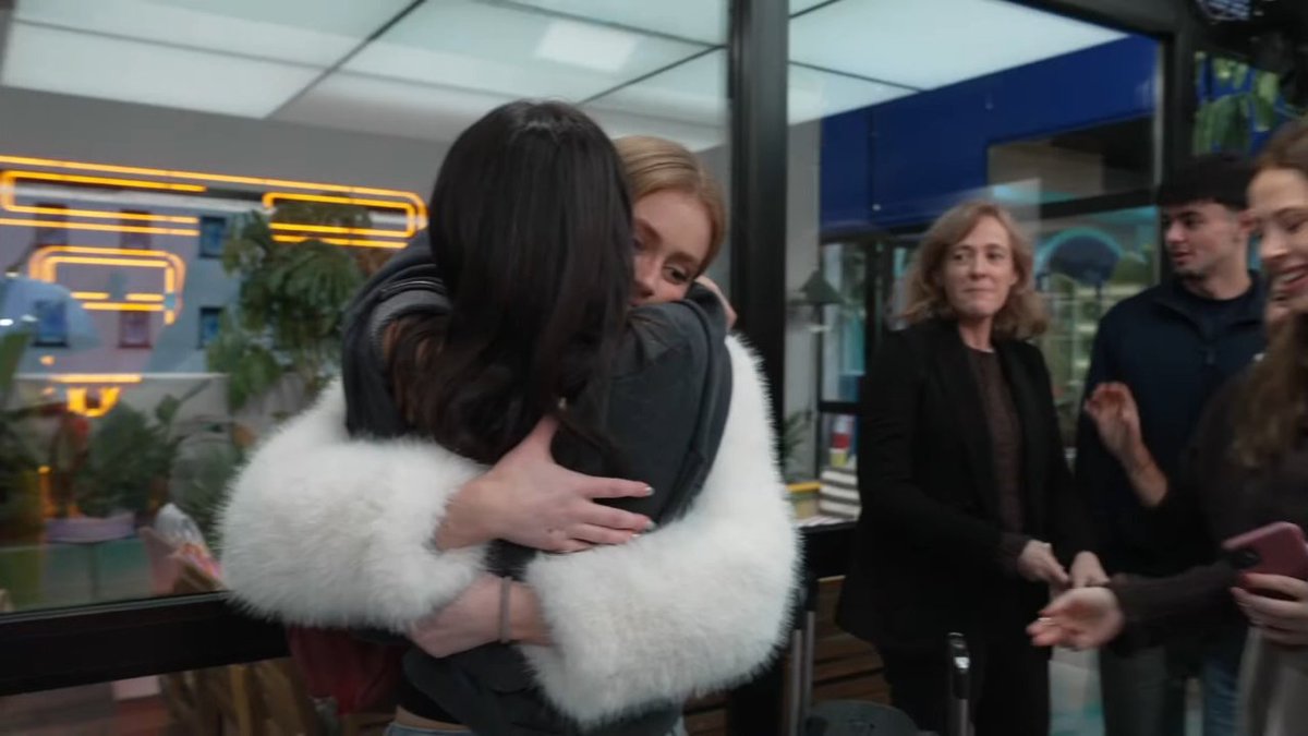 inacazalilla's tweet image. Desde el principio hasta el final juntitas, ojalá se tengan siempre la una a la otra 🫂 #ClaudiaArenas19D #OliviaBay19D #CLIVIA #OTDirecto19D #OT2025
