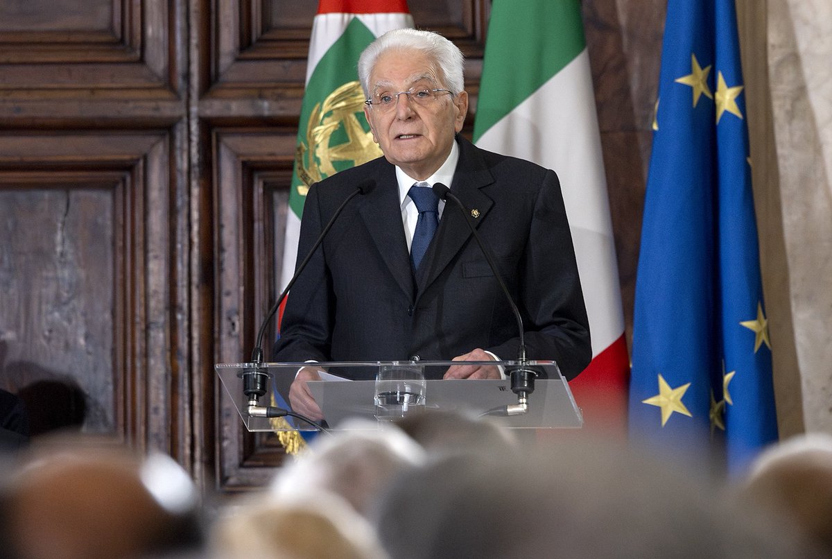 Quirinale's tweet image. Mattarella: Non ci si può stancare di ripeterlo: una democrazia di astenuti, di assenti, di rassegnati è una democrazia più fragile e a subirne danno sono i cittadini.