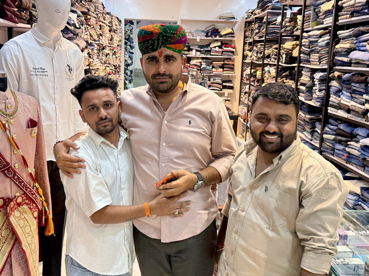 RavindraBhati__'s tweet photo. आज भीनमाल प्रवास के दौरान श्री नाथजी फैशन पहुंचकर स्नेहीजनों से आत्मीय मुलाकात की। 

आप द्वारा मिले आत्मीय स्नेह-सम्मान हेतु हृदयतल से कोटि-कोटि आभार। https://t.co/iW2bk9LzEJ