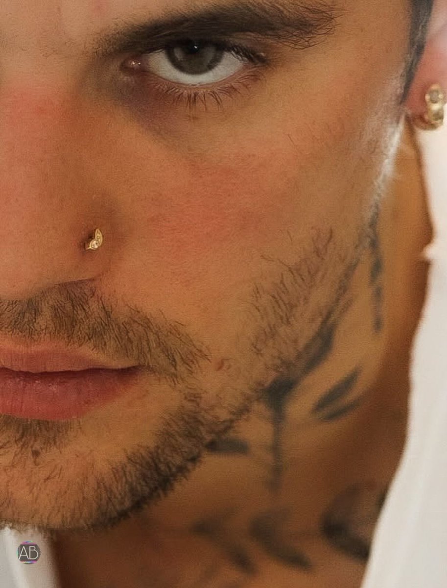 He is insanely pretty🤏♥️