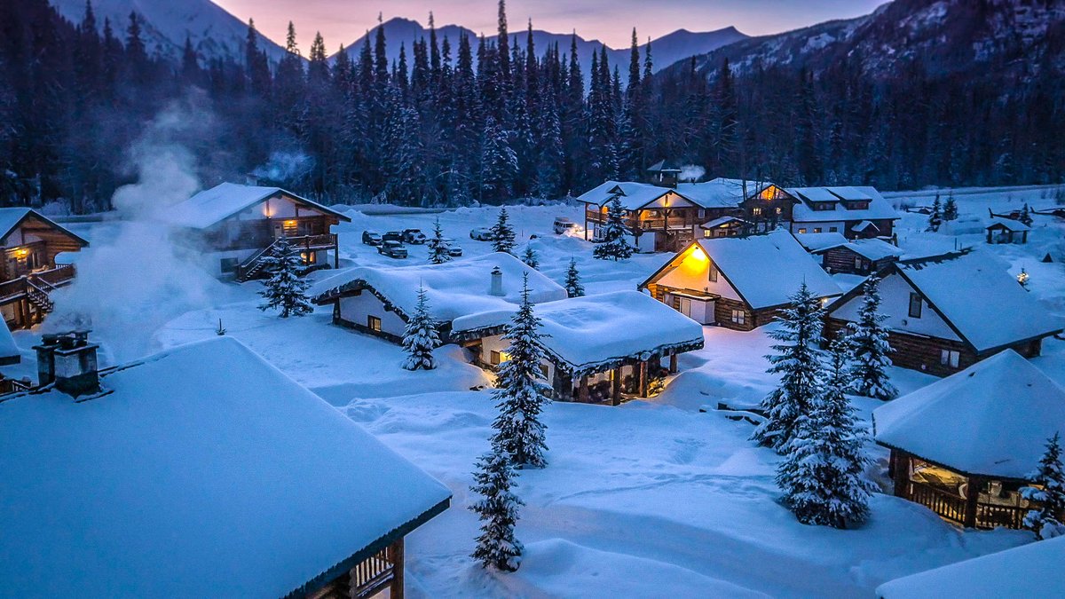 visitBCdotcom's tweet image. @LastFrontHeli: World's largest single heli-ski tenure at 10,100 km². Over 1,200  runs. Just 4 skiers per guide. Now booking for 2027 with a select few spaces remaining for 2026. Peak powder: late Dec-late Jan. 🚁❄️
#HeliSkiing  #BritishColumbiaDotCom