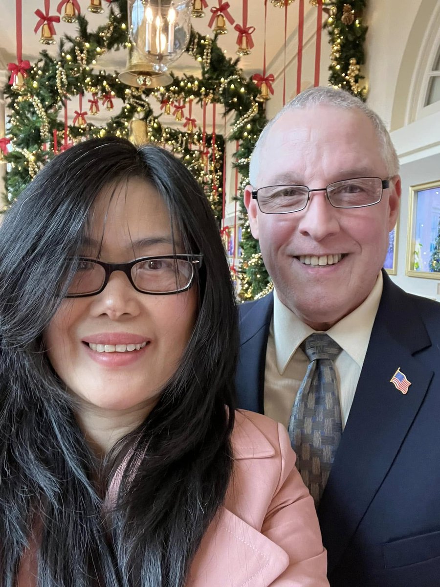 prpoints's tweet image. Celebrating Christmas at the White House.