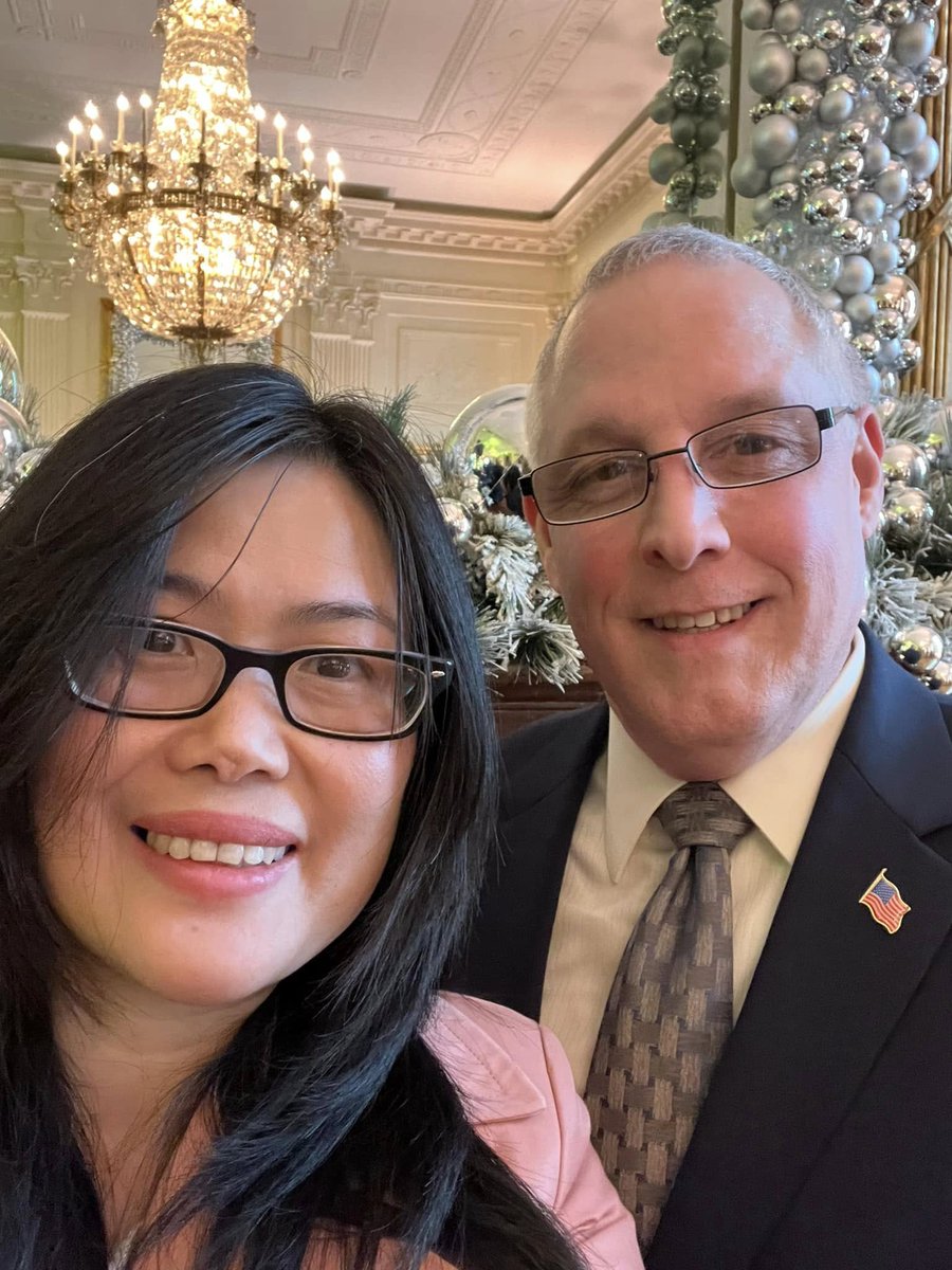 prpoints's tweet image. Celebrating Christmas at the White House.