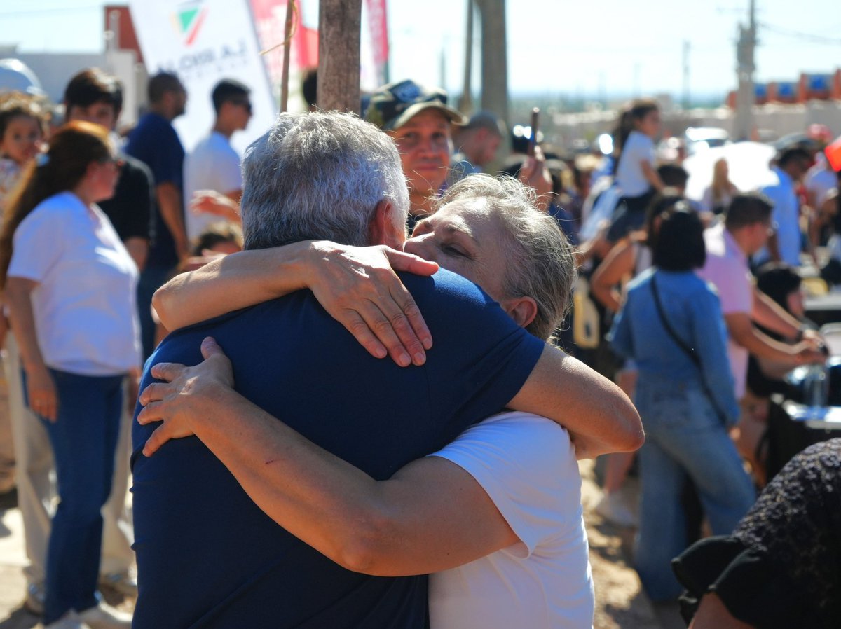 amolinalarioja's tweet photo. ACOMPAÑÉ al gobernador @QuintelaRicardo en la ENTREGA de VIVIENDAS para las FAMILIAS riojanas.

Tener la casa propia, es un SUEÑO, un nuevo comienzo, y como gestión seguiremos TRABAJANDO para GENERAR IGUALDAD de OPORTUNIDADES y acompañar a cada familia en una ciudad mejor. https://t.co/jqdu7Xvd2X