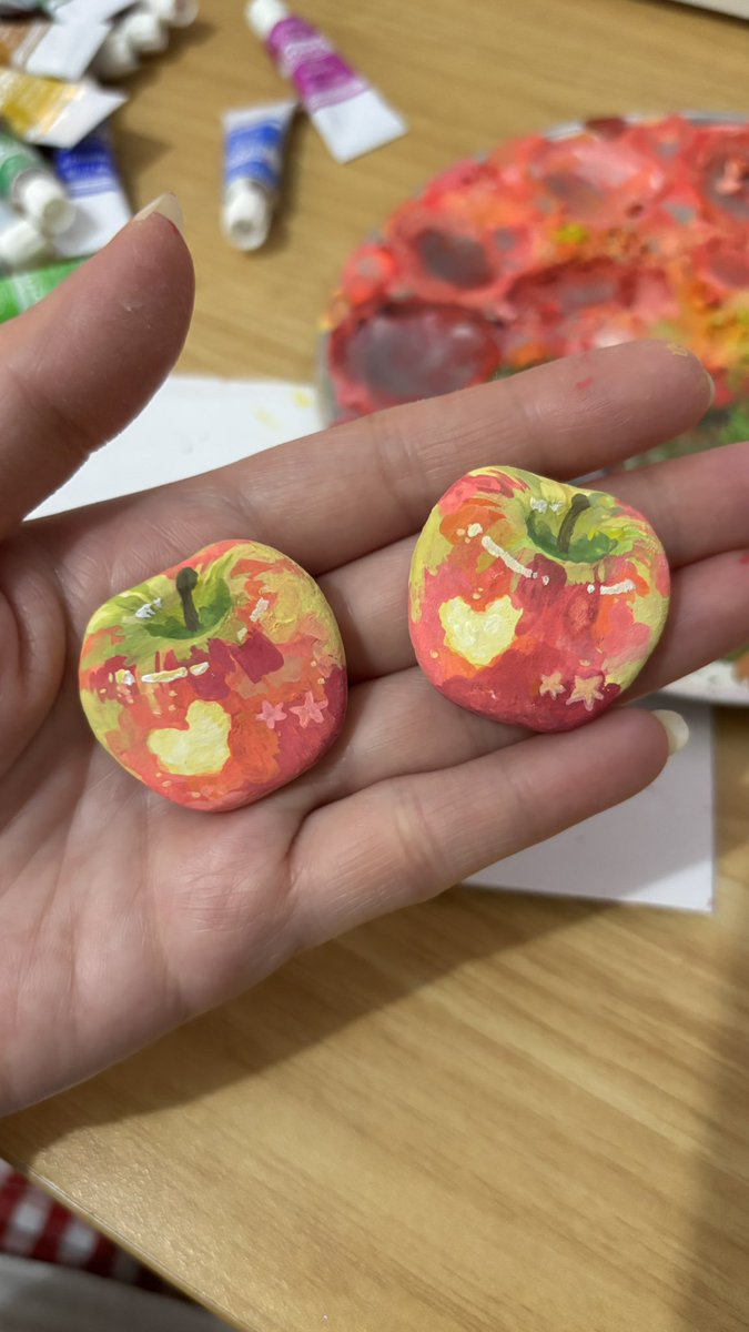 mhaikkun's tweet image. matching icons for you and your bestie